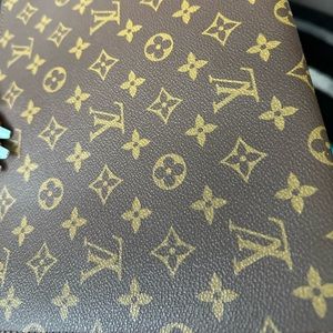 Authentic iPad 2 LV Cover or sleeve , Also fits iPad 3 or 4 version.